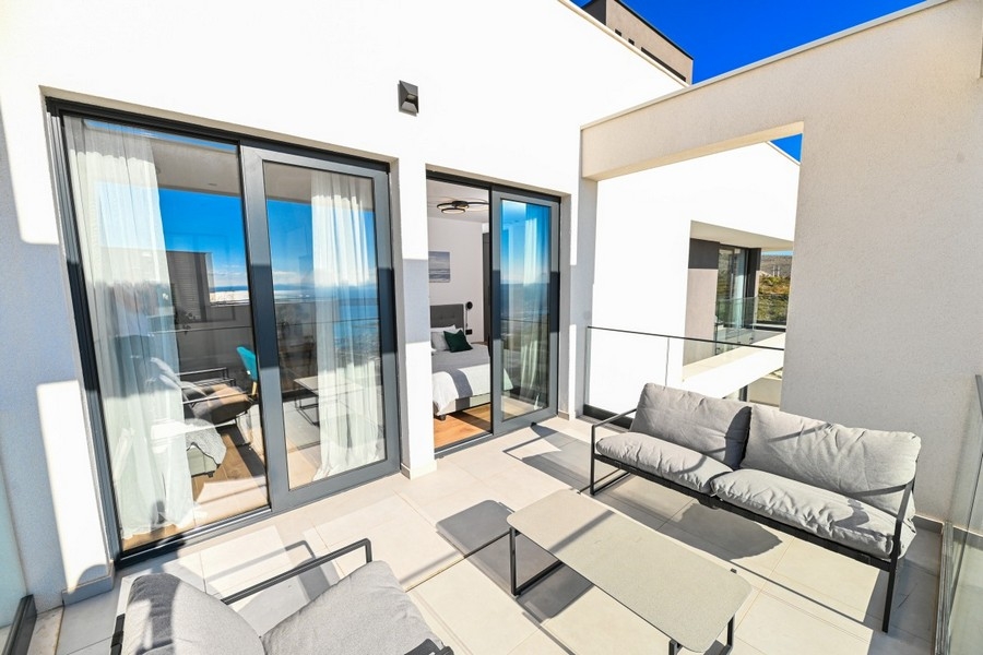 Rymlig terrass med sittgrupp och glasfront