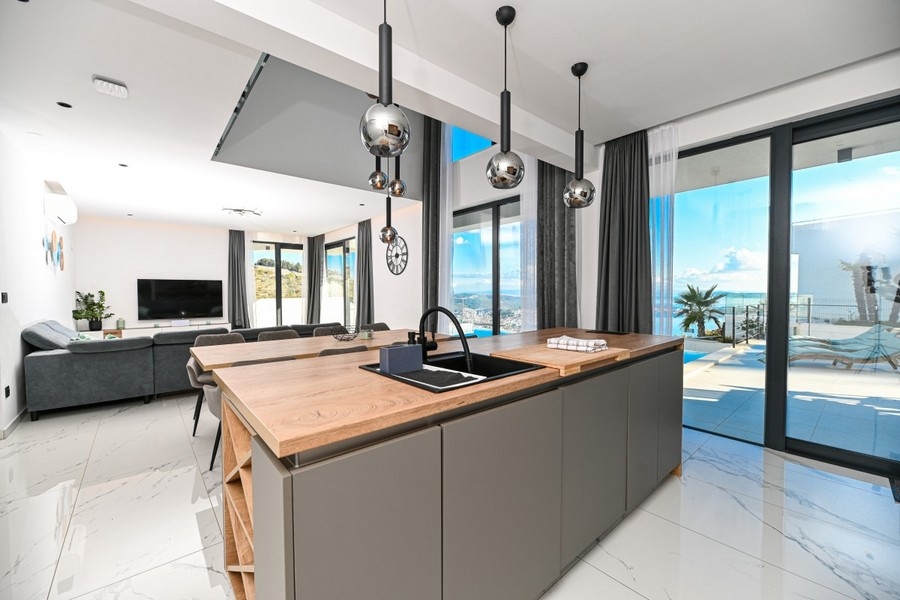 Modernt kök med kokö och tillgång till altan