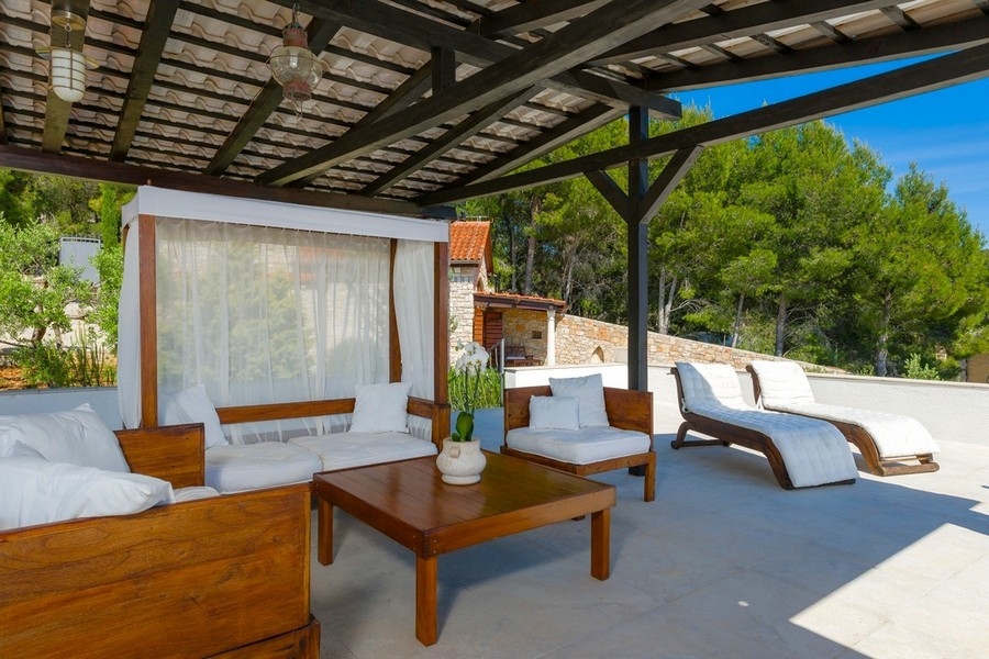 Täckt loungeområde med solstolar