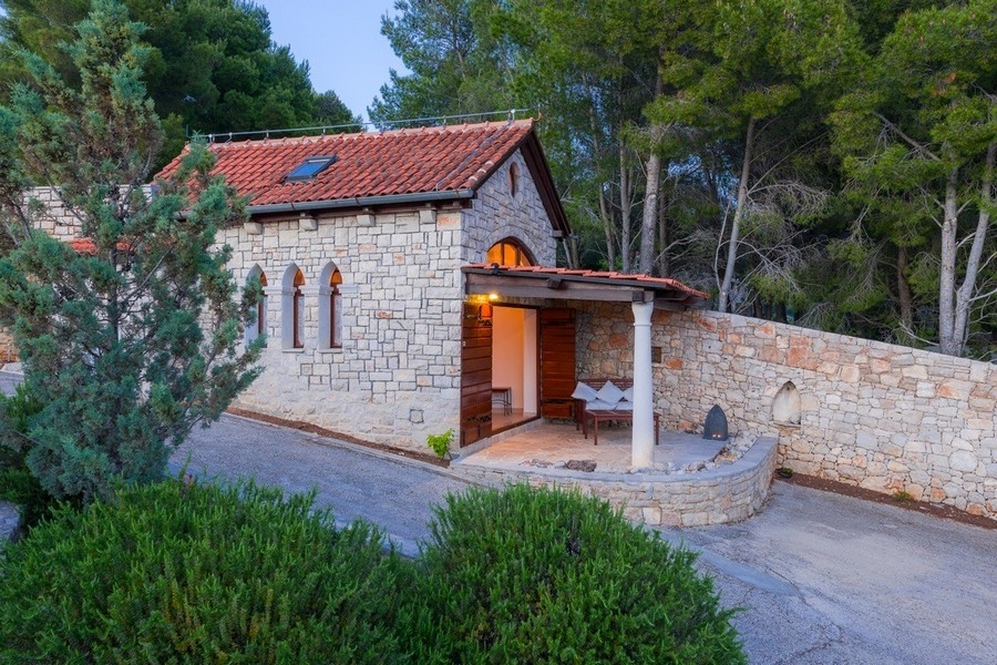 Stenhus i ett lugnt läge med en medelhavsträdgård