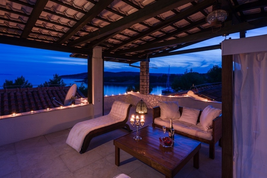 Kvällsstämning på terrassen med havsutsikt