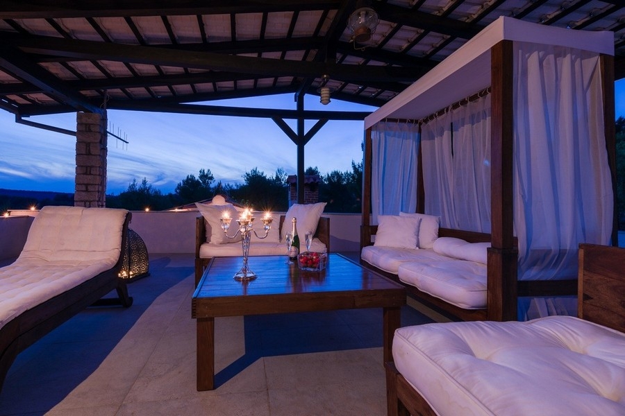 Vardagsrum med himmelssäng och utsikt över kusten