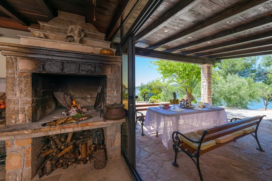 Utomhus öppen spis med sittgrupp och havsutsikt