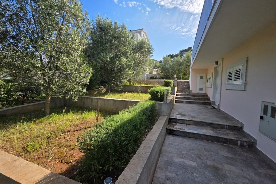 Husentré med terrass och trädgård