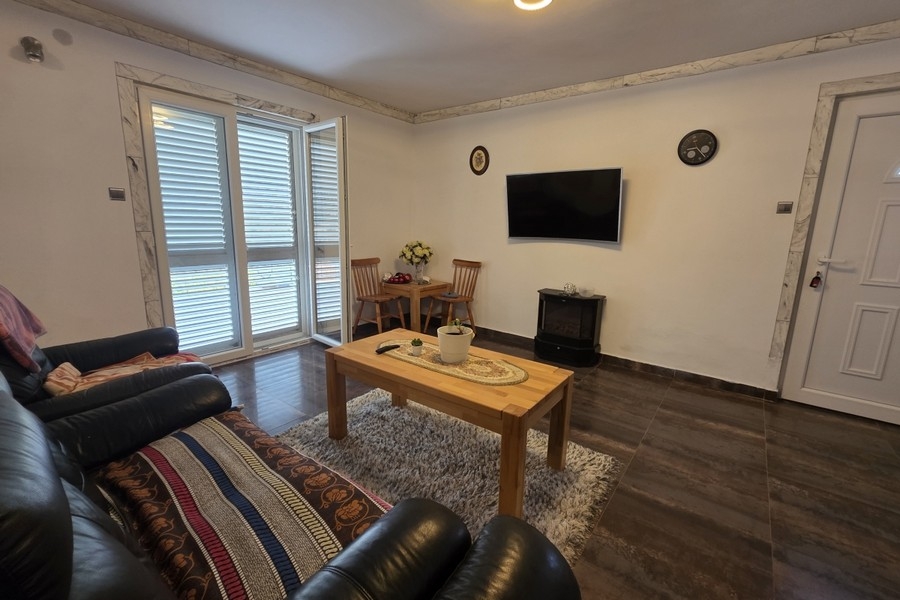 Vardagsrum med utgång till terrassen