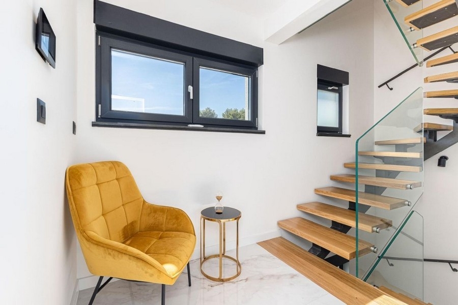 Trappa med glasräcken och modern design