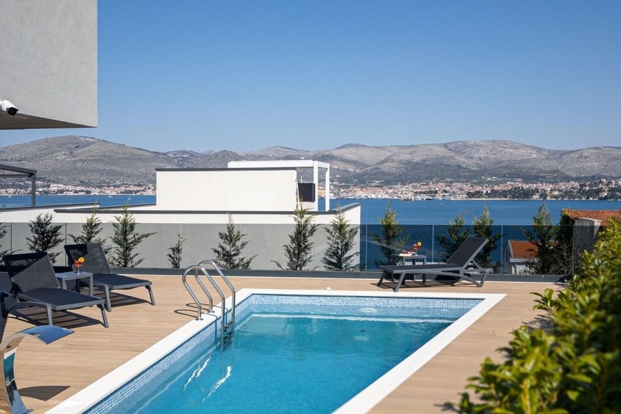 Pool och havsutsikt från terrassen i radhuset