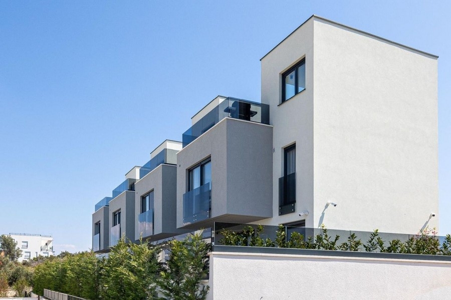 Modernt nytt hus med tydlig arkitektur i Kroatien