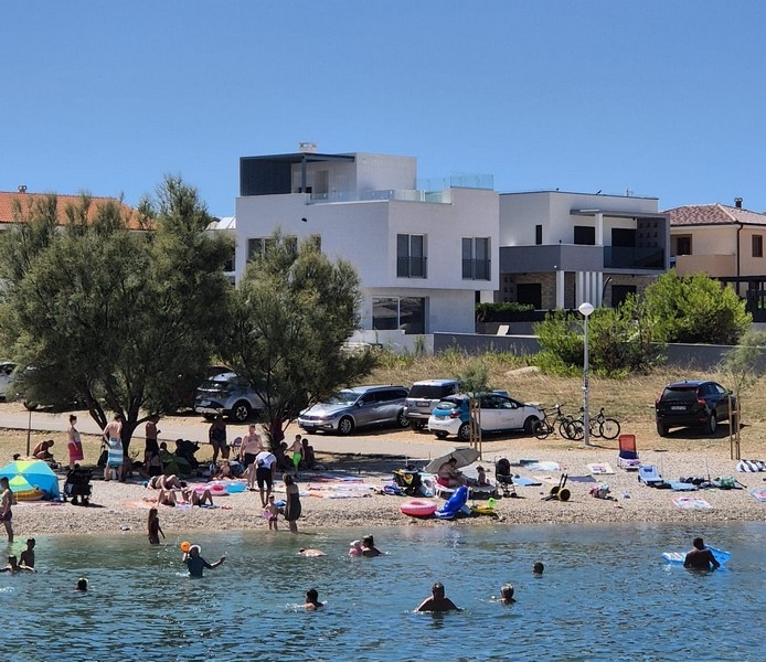 Modern villa nära stranden på ön Vir med modern arkitektur.