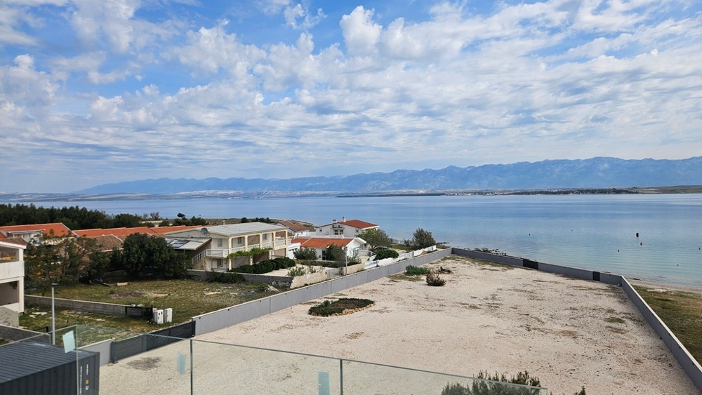 Vidsträckt panoramautsikt över havet, ön Pag och Velebit-bergen.
