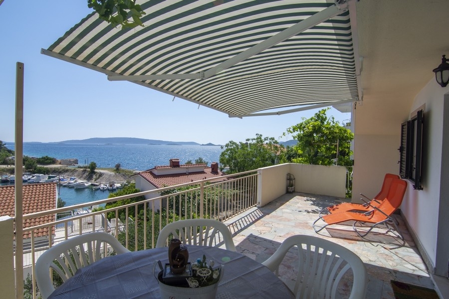 Terrass med havsutsikt från erbjudande H3934 på Ciovo i Kroatien