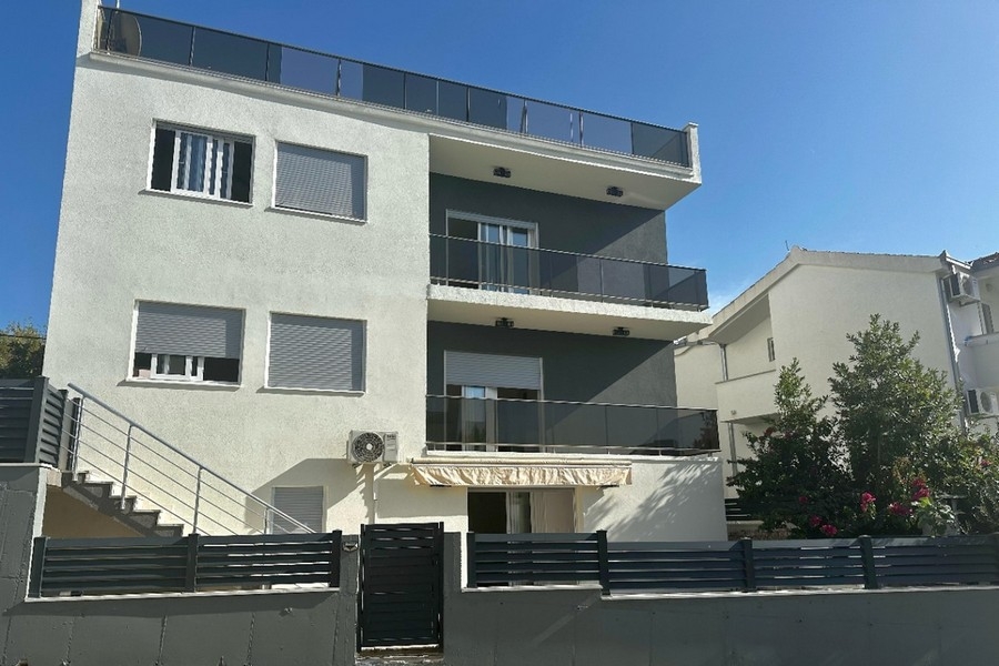 Modernt hus med tre lägenheter på Ciovo i Dalmatien.