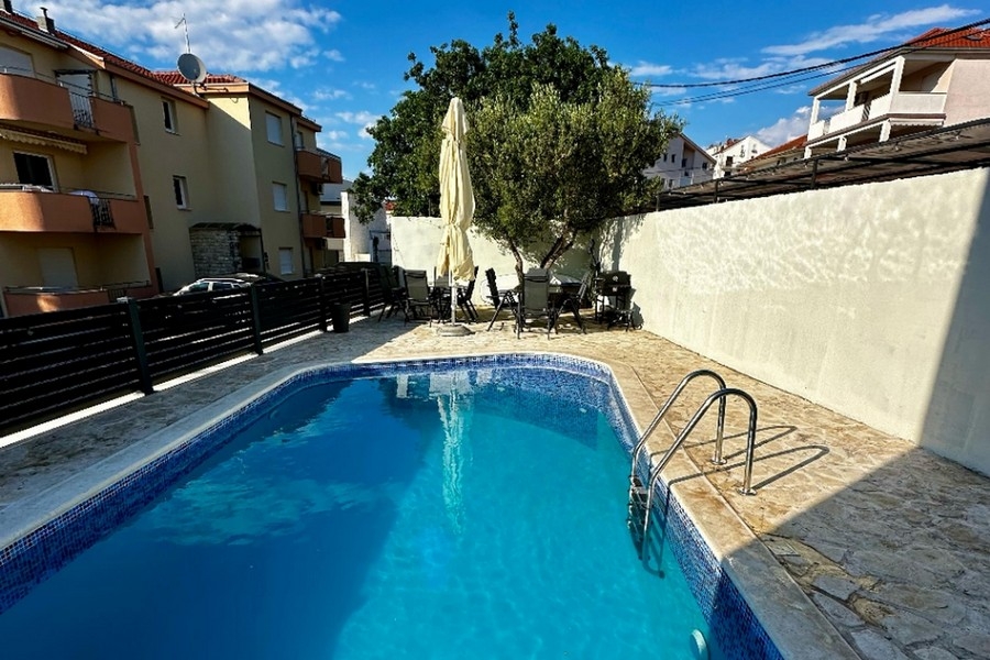 Pool med solterrass på ön Ciovo
