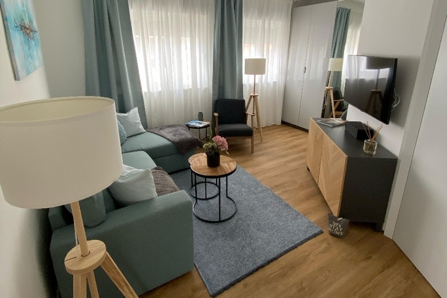 Modernt inrett vardagsrum med ljus inredning