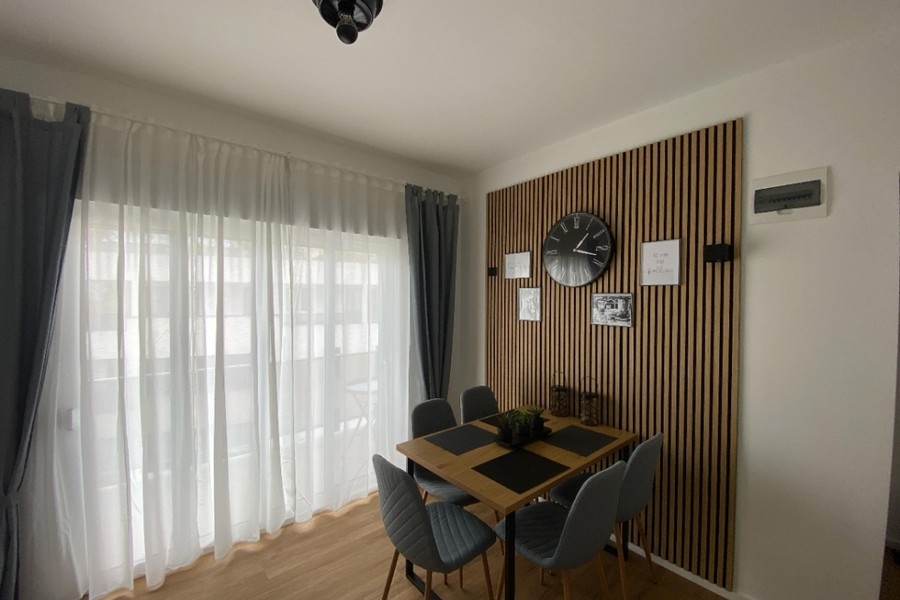 Matplats med modern väggdesign och tillgång till balkong
