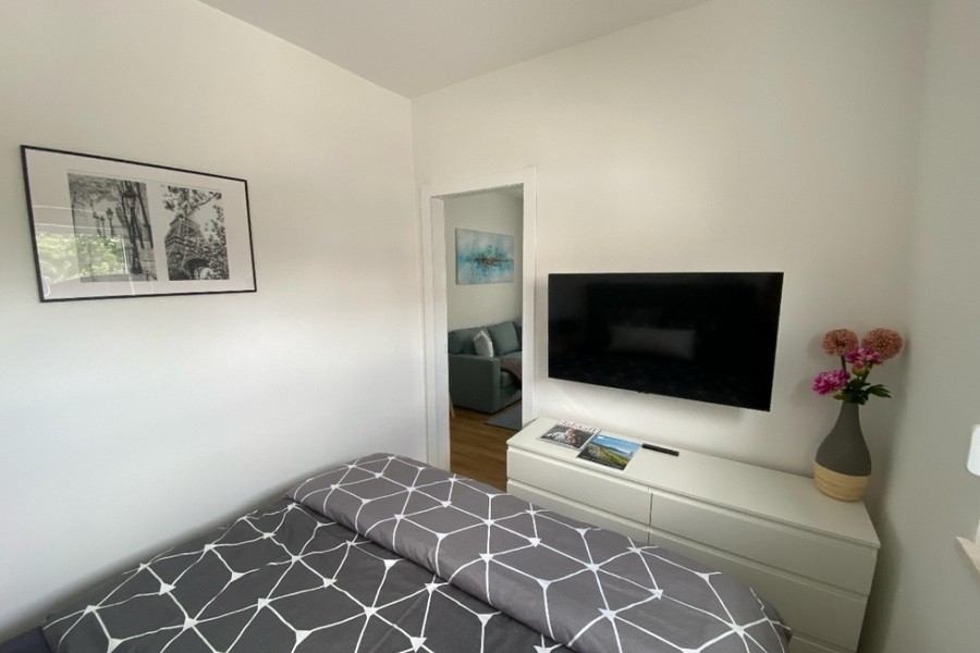 Sovrum med TV och modern inredning