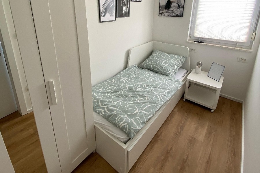 Litet sovrum med enkelsäng och garderob