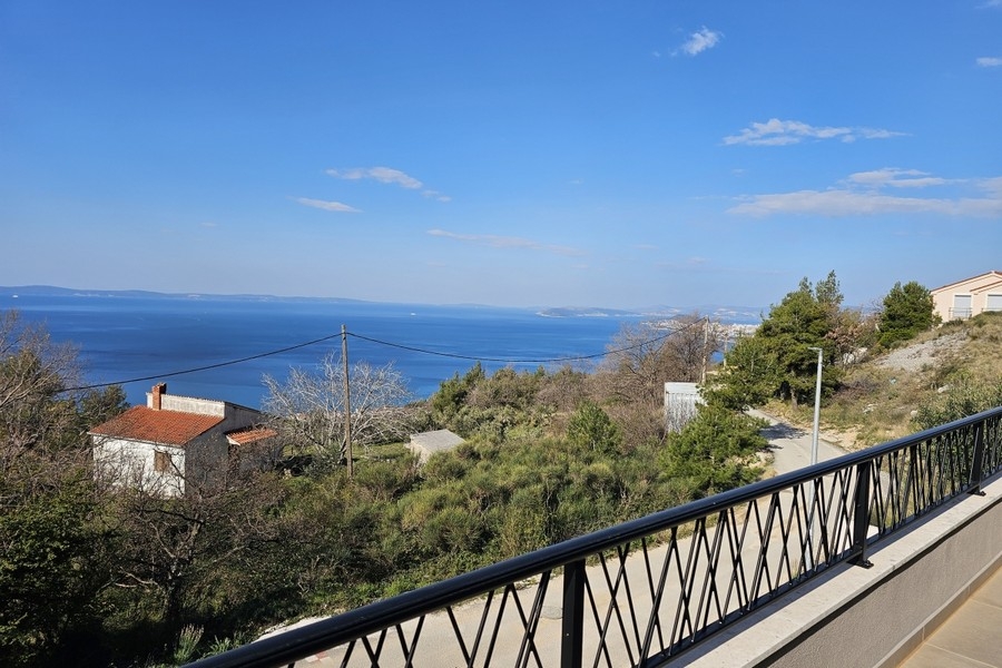 Havsutsikt över kusten nära Podstrana i Split-regionen, Kroatien.