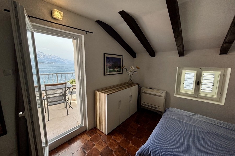 Sovrum med balkong och havsutsikt på Omis Riviera