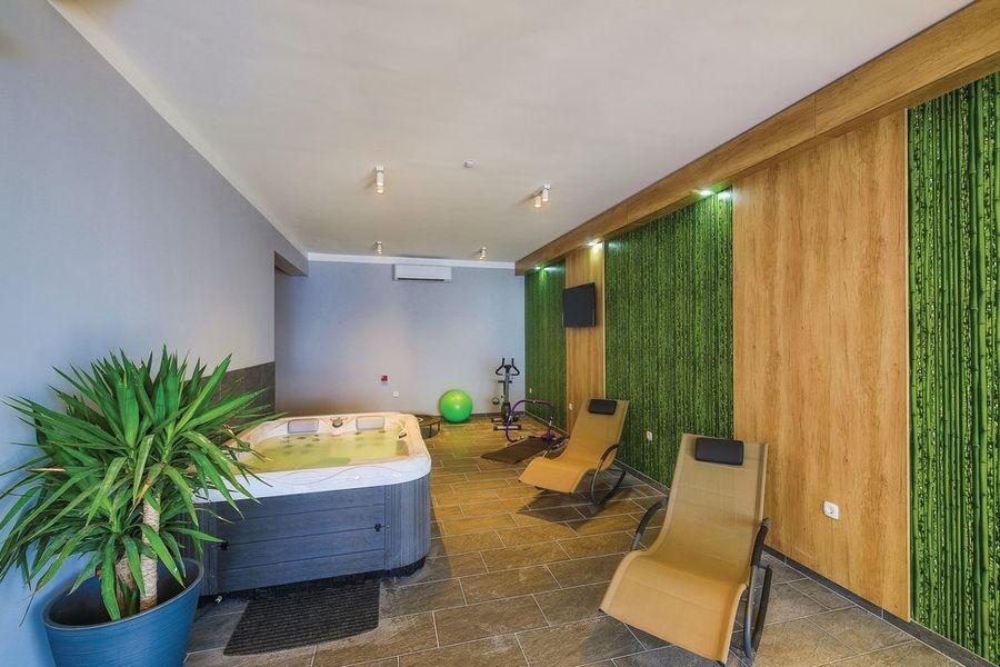 Jacuzzi och friskvårdsrum i modern villa