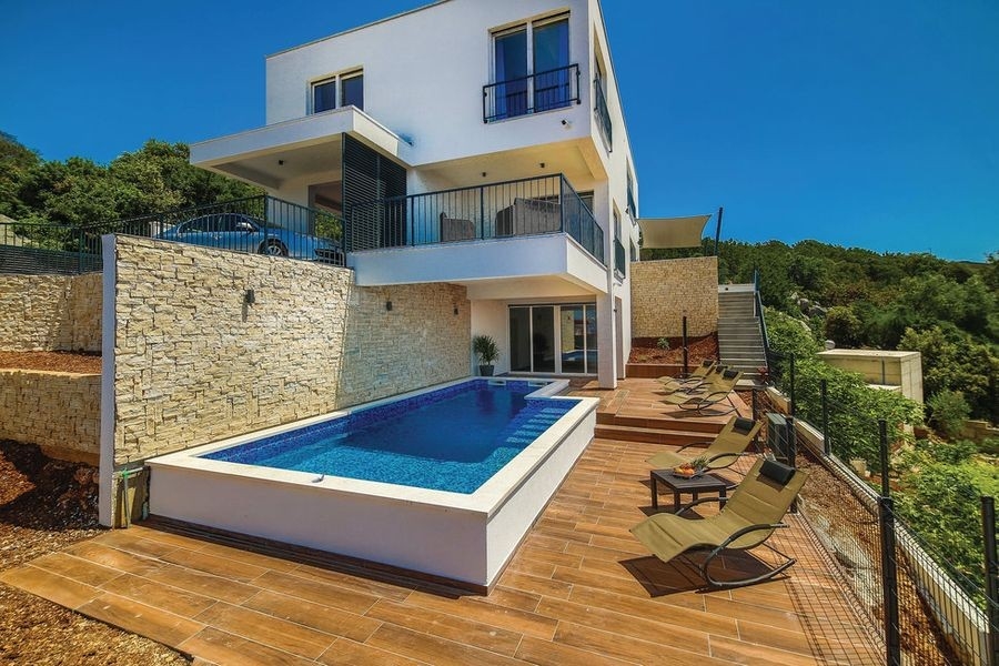 Modern villa med pool och solterrass