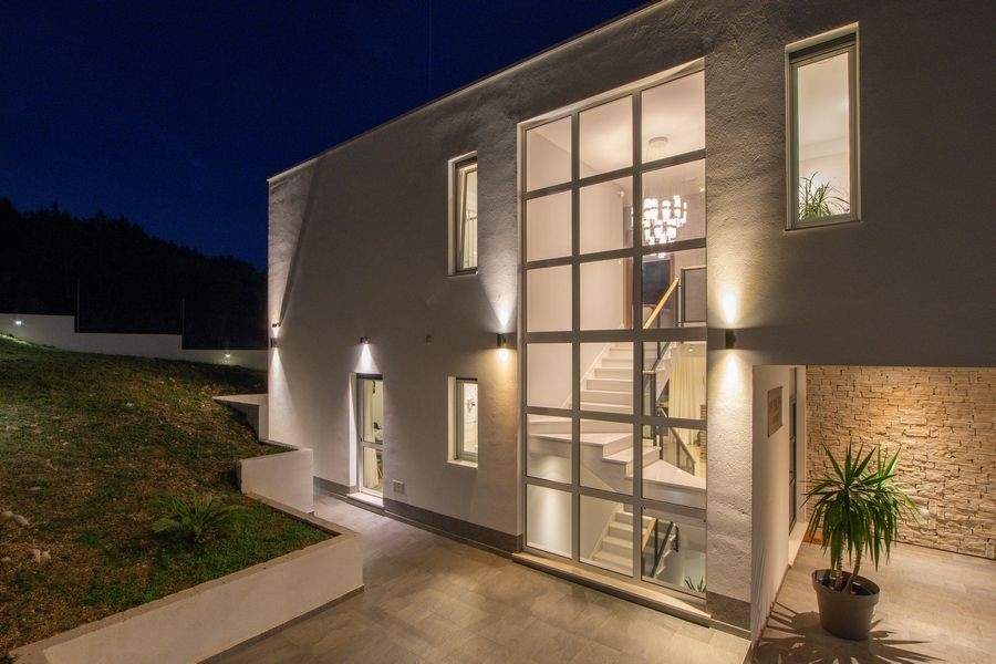 Upplyst lyxvilla med modern design