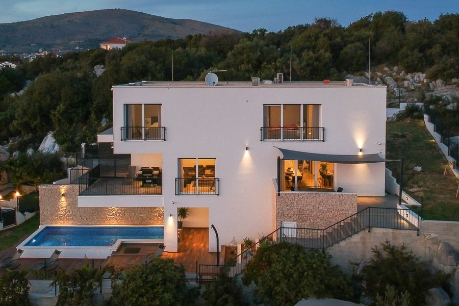 Villa med poolområde och havsutsikt i Dalmatien