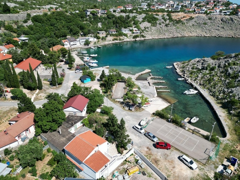 Hus nära havet i Cesarica