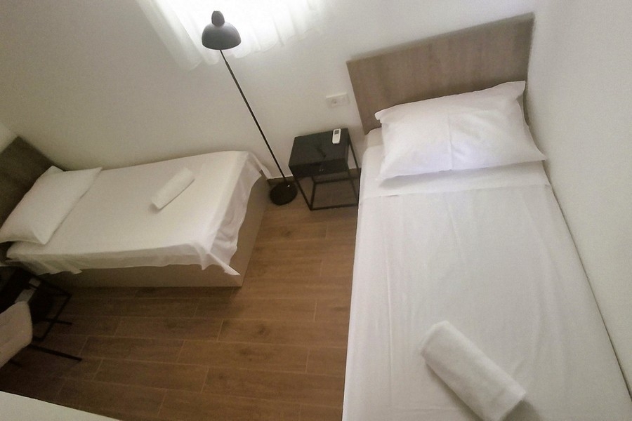 Barnrum med två enkelsängar i modern villa