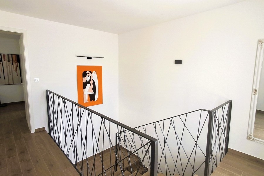 Öppet galleri på övervåningen i den moderna villan