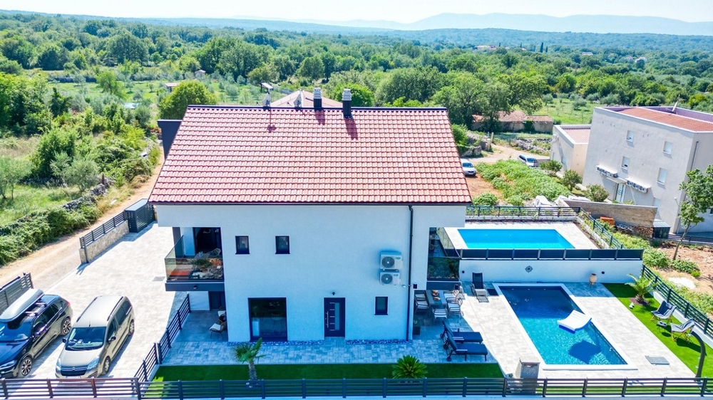 Modern villa med pool och parkeringsplatser