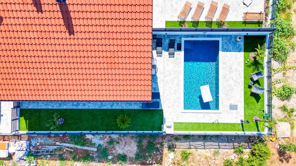 Flygfoto över villa med pool