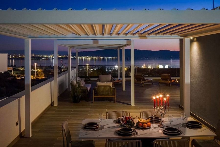 Privat badtunna på taket med utsikt över Kastela Bay