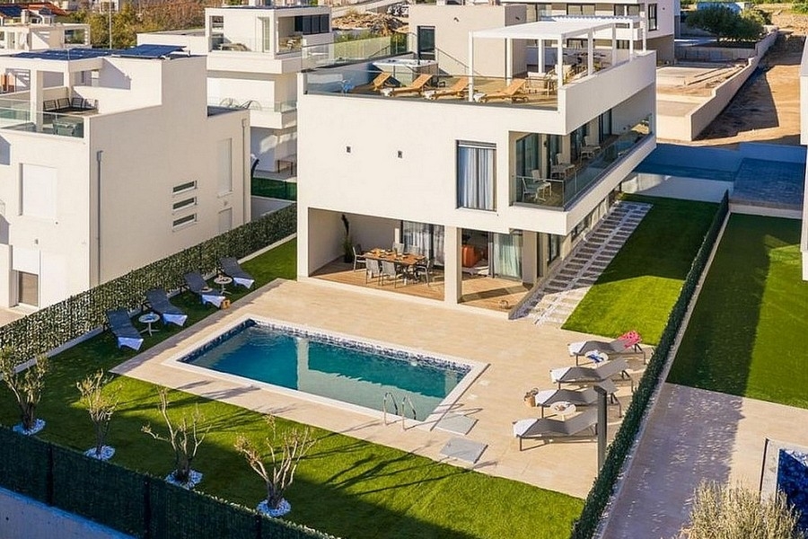 Lyxig villa med pool och trädgård från fågelperspektiv
