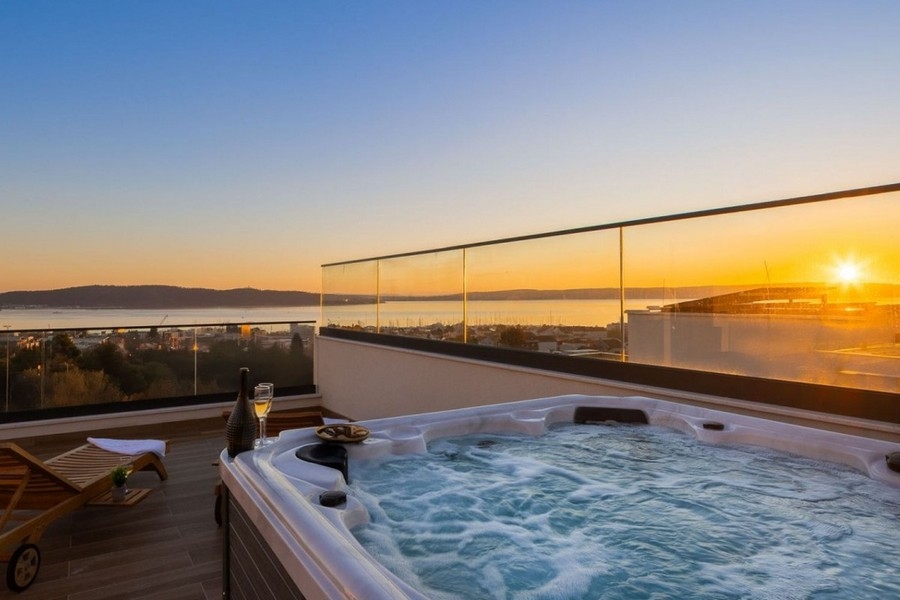 Nybyggd villa med pool och terrass i Kastel Sucurac