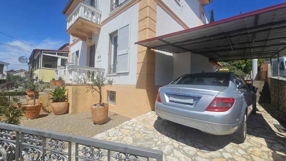 Parkeringsplats vid huset i Kroatien