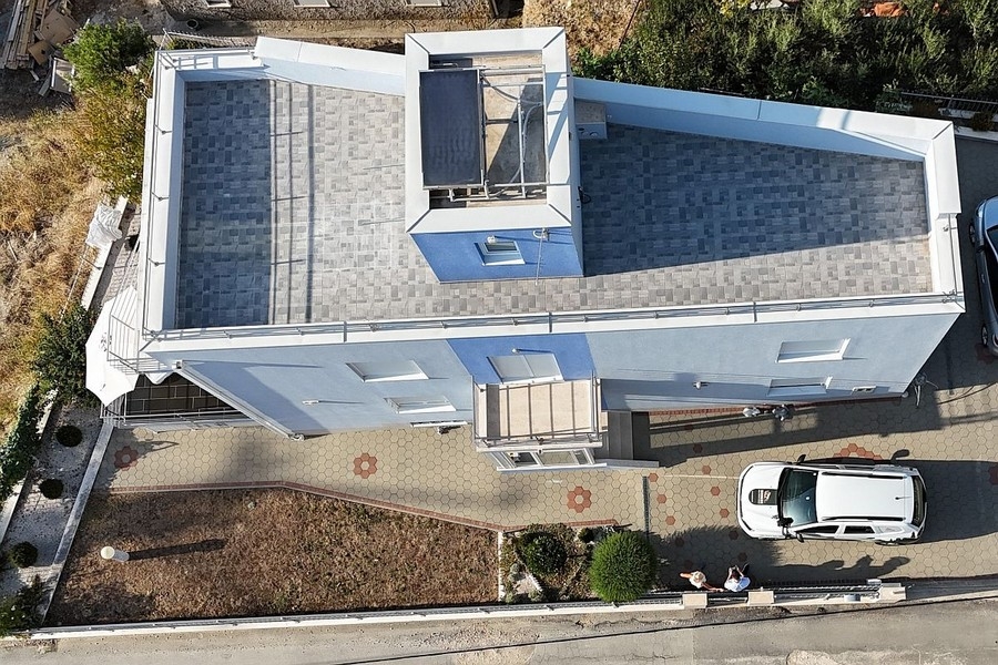 Flygfoto över ett hus med en takterrass