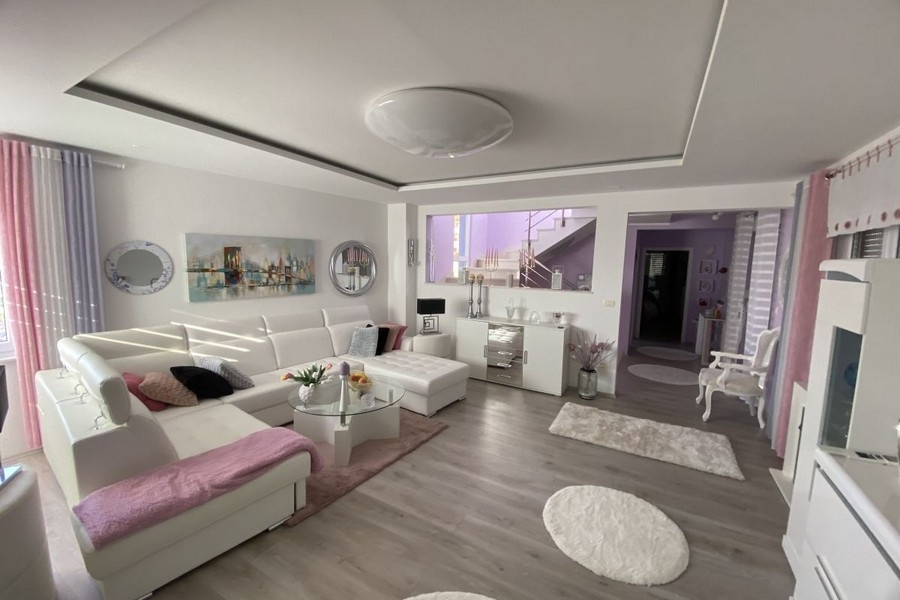 Ljust vardagsrum med modern inredning