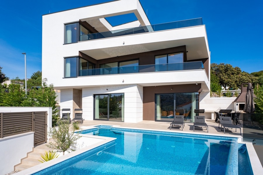 Modern villa med infinitypool och havsutsikt i Kroatien