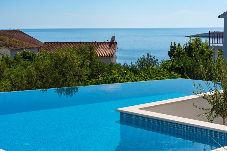 Infinitypool med utsikt över havet och kusten i Dalmatien