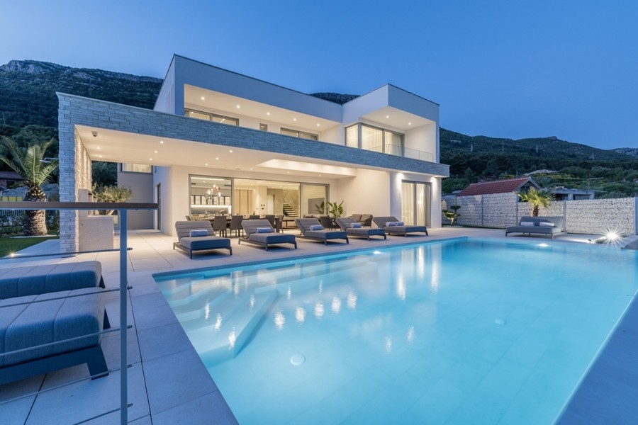 Modern lyxvilla med infinitypool och havsutsikt i Kroatien