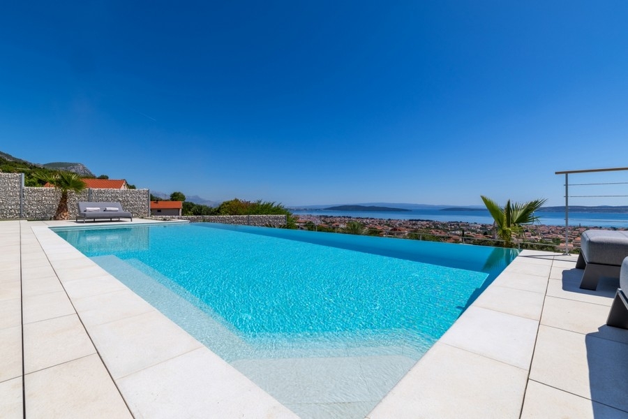 Infinitypool med panoramautsikt över kusten i Dalmatien