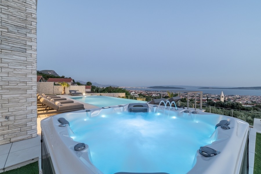 Jacuzzi med havsutsikt på en modern villa i Kroatien