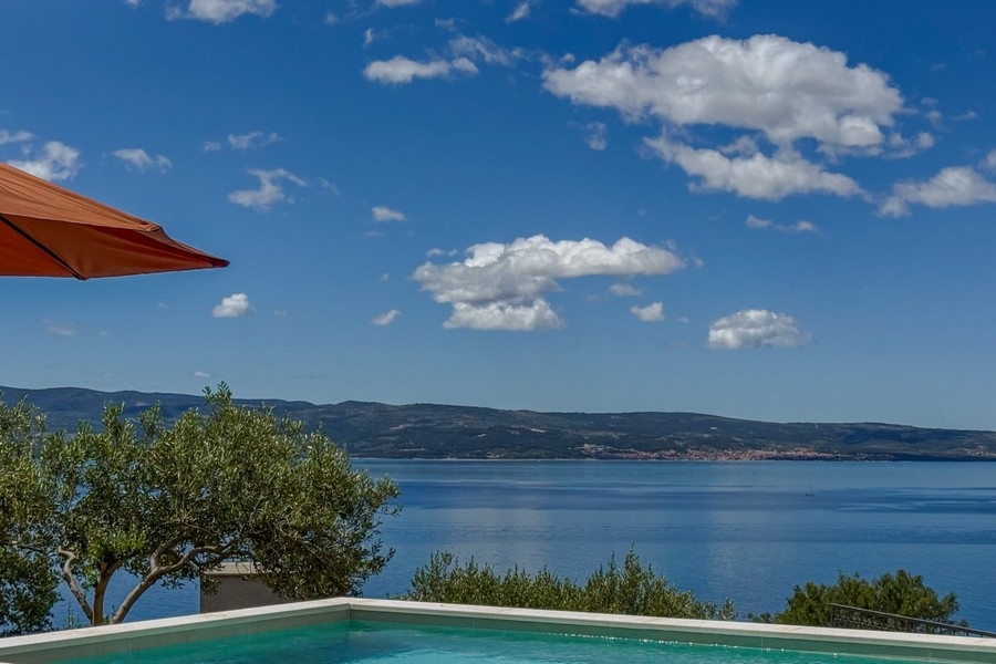 Infinitypool med havsutsikt i Dalmatien