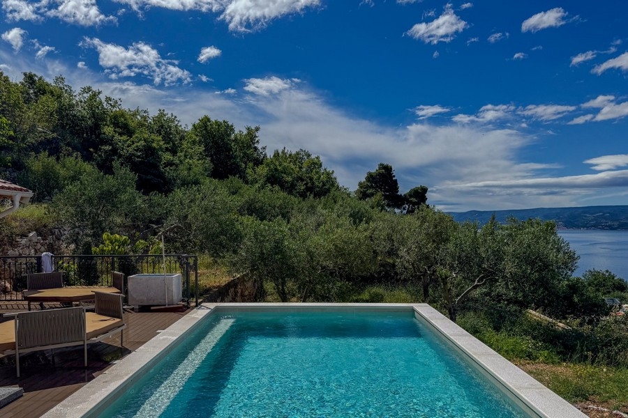 Pool med panoramautsikt över Adriatiska kusten