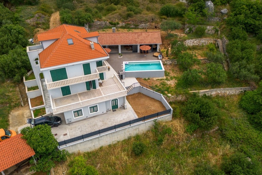 Hus med pool och havsutsikt i Kroatien