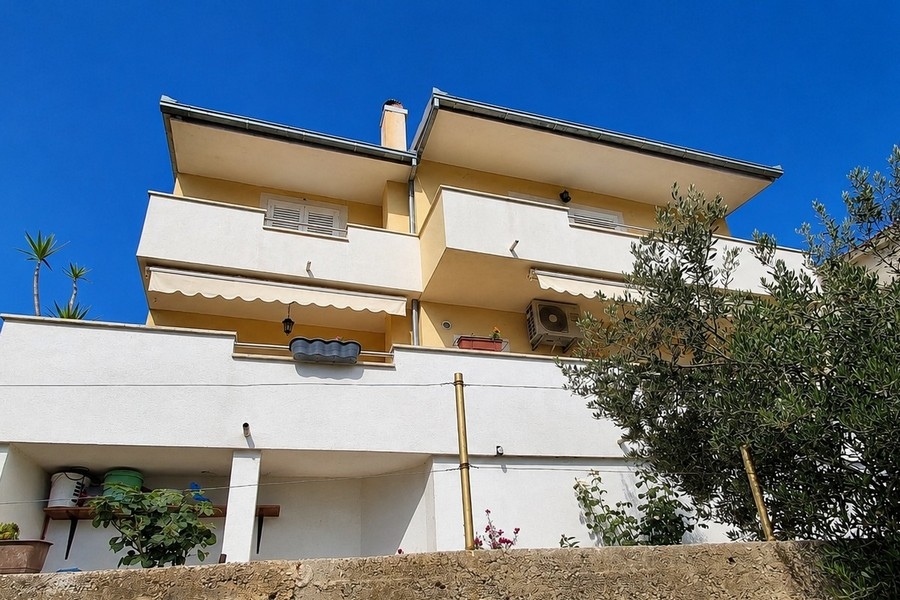 Husfasad med terrasser erbjuder H3951 i Split