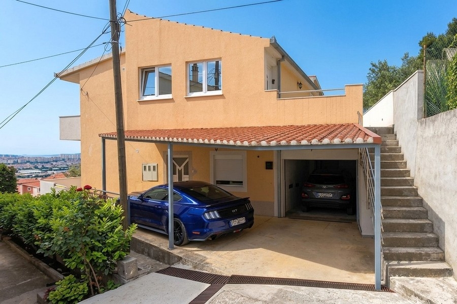 Hus med garage och parkeringsplatser