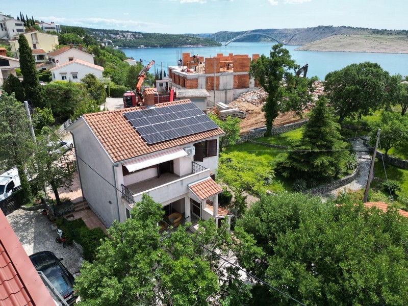 Hus med havsutsikt nära kusten i Kroatien