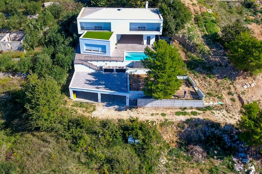 Modern villa med pool och havsutsikt i Kroatien på Omis Riviera